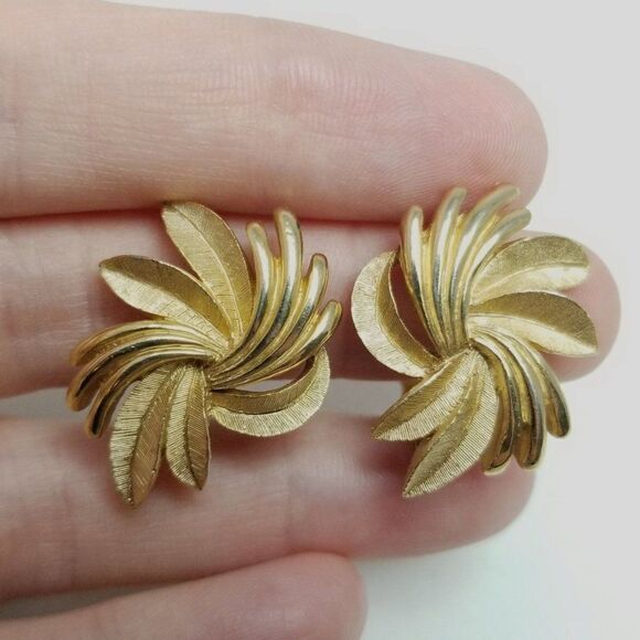 Vintage Crown Trifair Gold Tone Retro Clip On Earrings, Funky Design, Signed - Picture 1 of 7